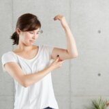 【ダイエット】二の腕をみるみる細くする方法5選！今から始めて夏に備えよう